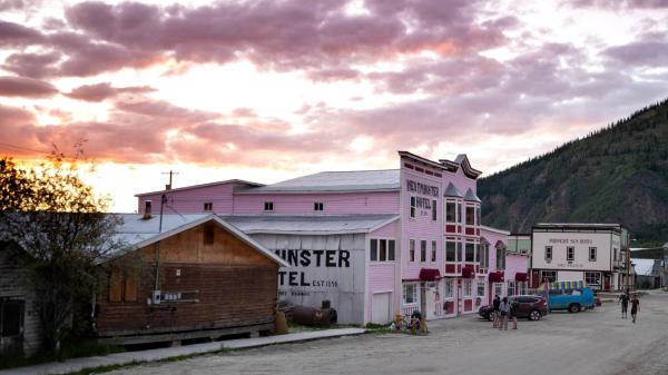 Sun sets over the pink Westminster hotel 