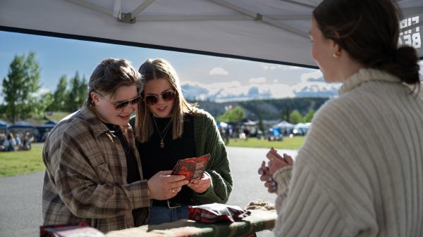 couple shopping at fireweed market in whitehorse 