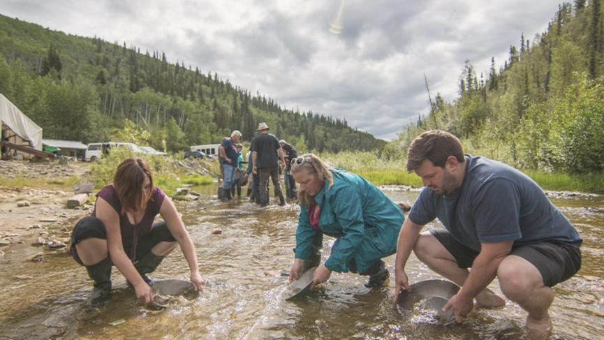 people goldpanning .jpg